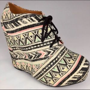 Shi Journeys canvas black/beige lace up booties.